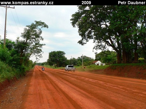 Ne vsechny silnice v Paraguayi jsou asfaltovane...