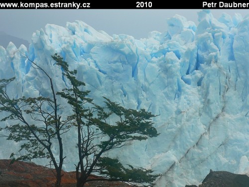Ledovec Perito Moreno - výška čelní stěny je 60-80 metrů.