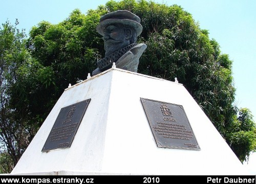 Quirósův pomník u Matantas. Zde tento Portugalec ve španělských službách přistál v květnu 1606, čímž objevil Vanuatu.