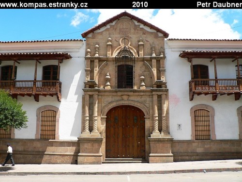 V tomto dome (Casa de la Libertad) byla 6. .srpna 1825 vyhlasena nezavislost Bolivie.