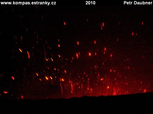 Noční erupce sopky Yasur. Ty červené šmouhy jsou rožhavené sopečné pumy, vyletující z kráteru.