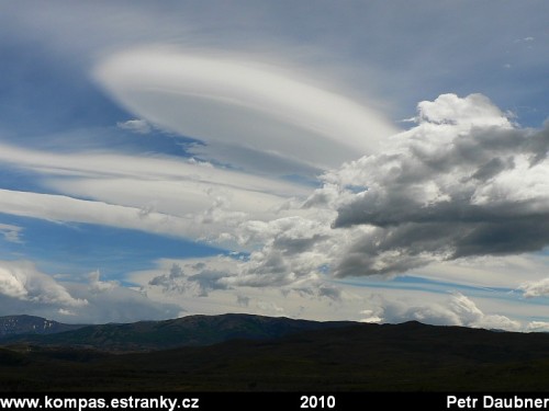 Oblak ve tvaru UFO (odborně se tato oblaka čočkovitého tvaru nazývají Altocumulus lenticularis).