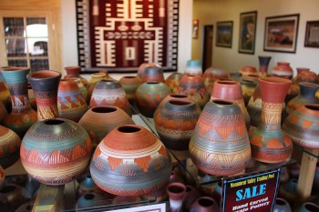 IndiÃ¡nskÃ¡ keramika, kterou prodÃ¡vajÃ­ ve Visitor Centru