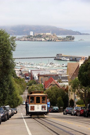 Dva symboly San Franciska - cable car a pevnost Alcatraz