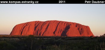 Uluru osvÃ­cenÃ© zapadajÃ­cÃ­m sluncem