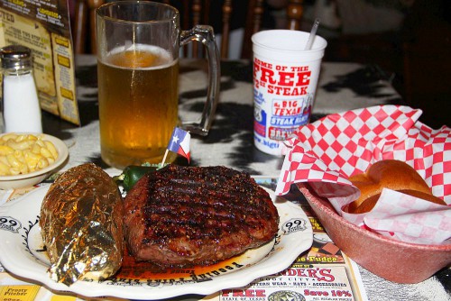 V Texasu jsem rozÅ¡oupnul a dal jsem si poÅÃ¡dnÃ½ steak (600 gramÅ¯)