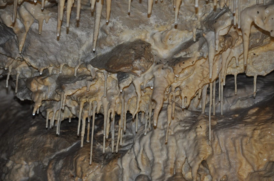 Belianská jeskyně – kdo chtěl její unikátní krápníky proměnit v ledové krasavce?