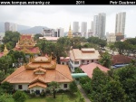 penang-18-thajsky-buddhisticky-chram--v-pozadi-pobrezni-mrakodrapy.jpg