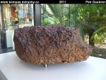 adelaide-02-zelezny-meteorit-pred-muzeem-vazi-2.5-tuny.jpg