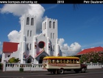 apia-04-katolicky-kostel-a-typicky-autobus.jpg