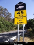 australske-dopravni-znacky-01-tasmansky-cert.jpg