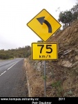 australske-dopravni-znacky-04-doporucena-rychlost-v-zatacce.jpg