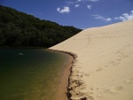 australie--fraser-island--lake-wabby---priklad-jezera-hrazeneho-pisecnou-dunou.jpg