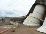 brazilie--itaipu-temi-bilymi-valci-proudi-voda-do-turbin.jpg
