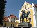 Zbraslav---zamek---socha-svateho-Vaclava-od-Myslbeka.jpg